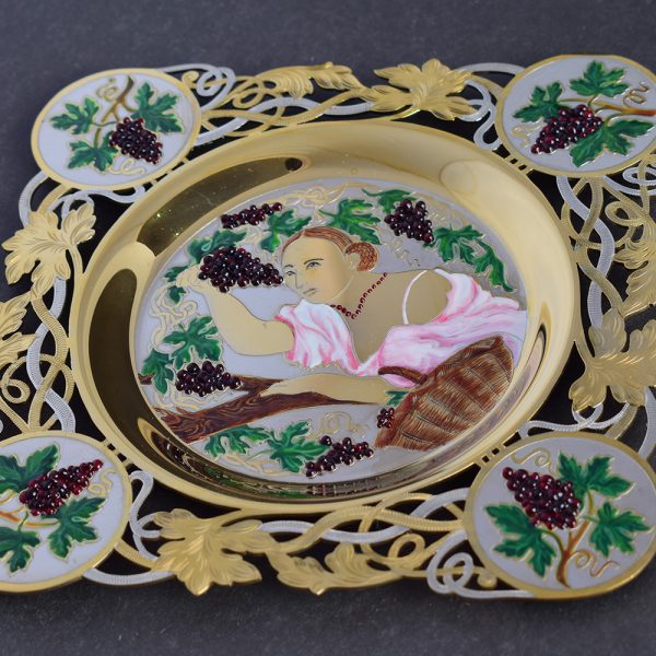 Woman with grapes - exclusive dishes