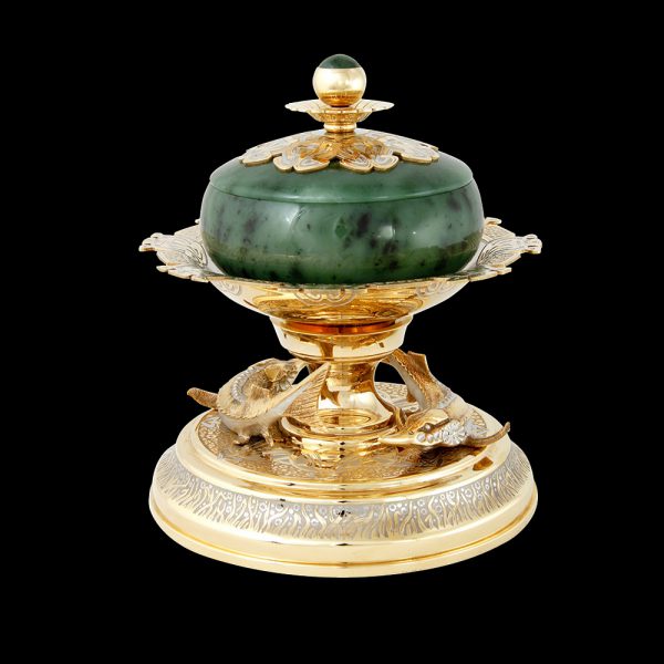 An expensive dish of gold and jade to decorate a rich table.