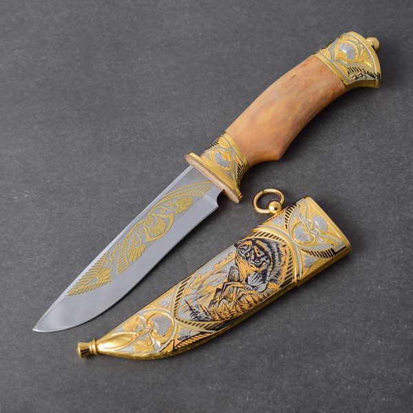 Detailed work on the knife sheath - Tiger