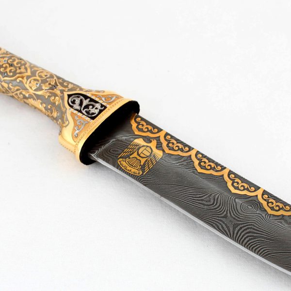سكين مع شعار ذهبي لدولة الإمارات العربية المتحدة