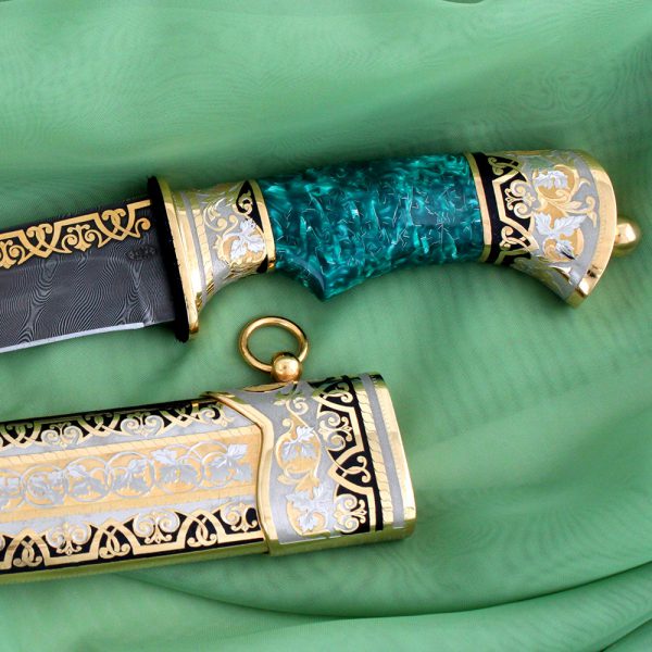 Luxurious green resin knife handle