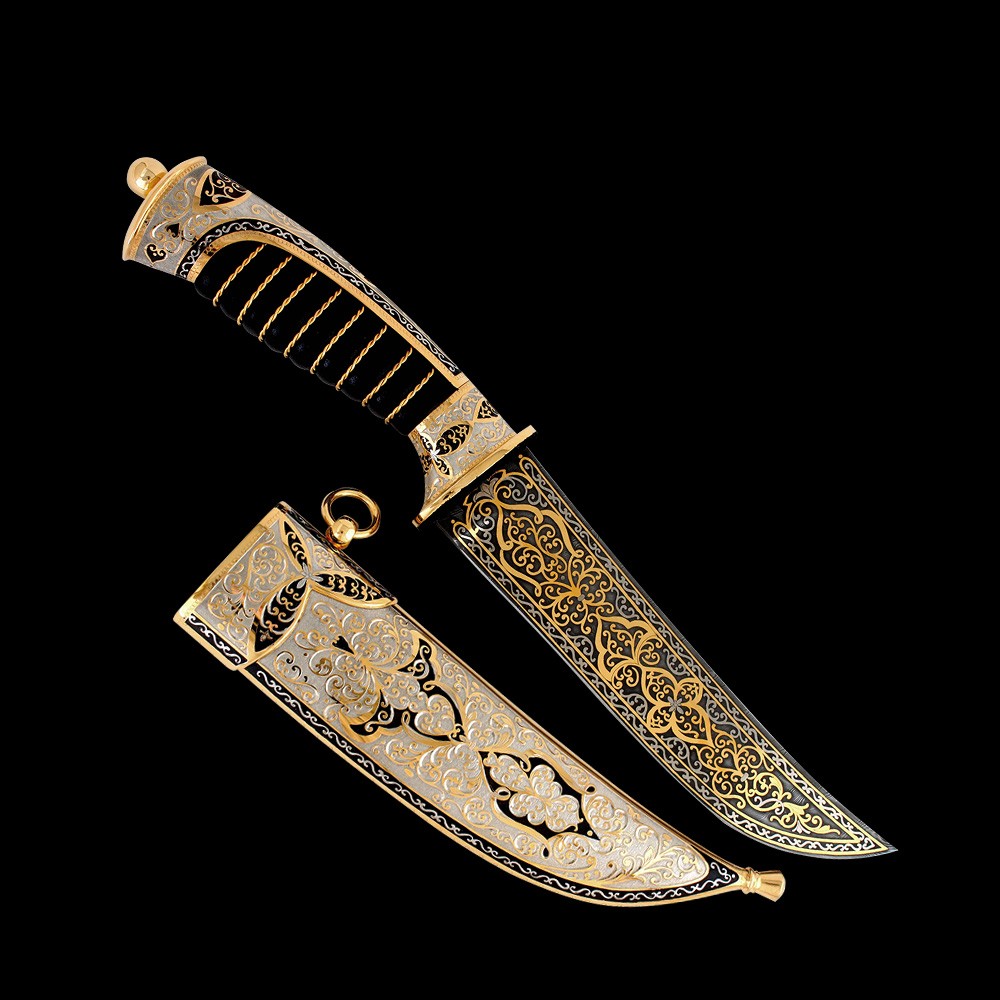 Oriental knife richly decorated with gold