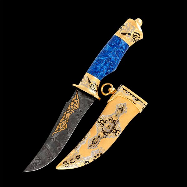 Luxurious arabic knife with blue hilt