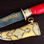 سكين عربي مصنوع يدويا. الأغماد المزخرفة مغطاة بالذهب والحلي التقليدية.