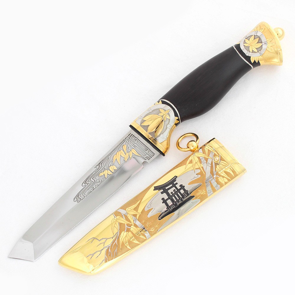 Japanese knife with a traditional decor, a wooden handle and a gold pattern