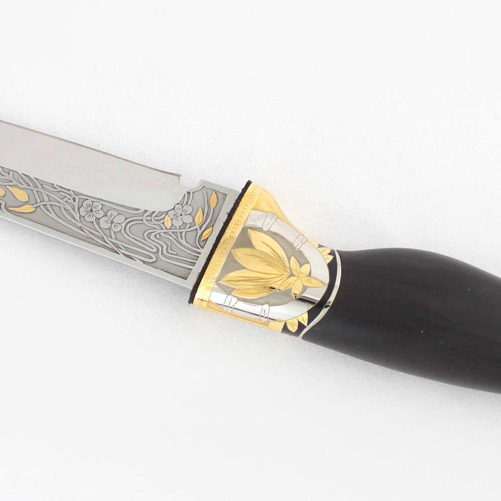 Japanese knife with a traditional decor, a wooden handle and a gold pattern
