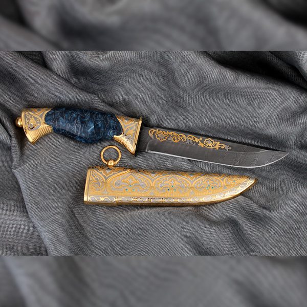 Oriental knife with a luxurious blue hilt and gold scabbard decorated with crystals