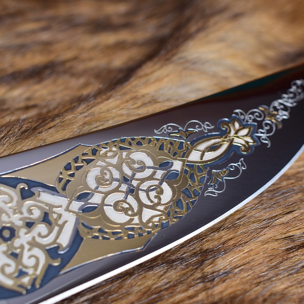 Steel blade knife with recessed patterns
