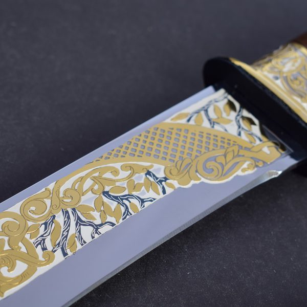 Knife blade decorated with embossed vegetable pattern and patterns covered with gold and artistic enamel