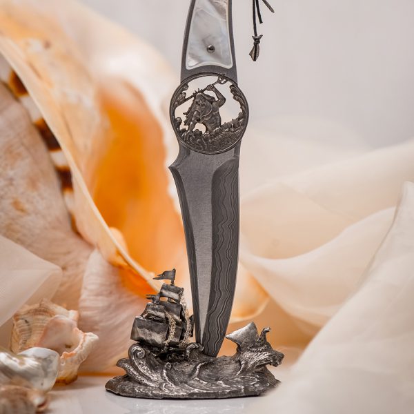 The “Poseidon” author’s knife fits perfectly into the collection of gifts and exclusive items at home of a strong man, accustomed to control a situation, managing a large team and large business that looks so much like a powerful sea element.