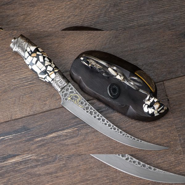 Author's knife Tatiana Sultanova-the Call of Ancestors. A Damascus steel knife adorns the handle with elements of mammoth tusks
