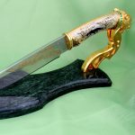 A knife with a head in the shape of a predator's head is a symbol of charisma, sensuality and power. The blade of the knife is made of high alloy steel used to make working cutting tools up to surgical scalpels.