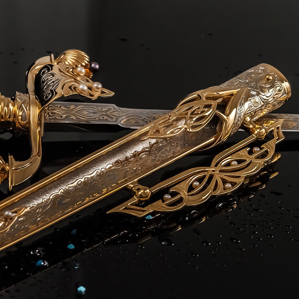 Qatar dagger handmade of gold and pearls for Sheikh Moza bandage Nasser al-Misned