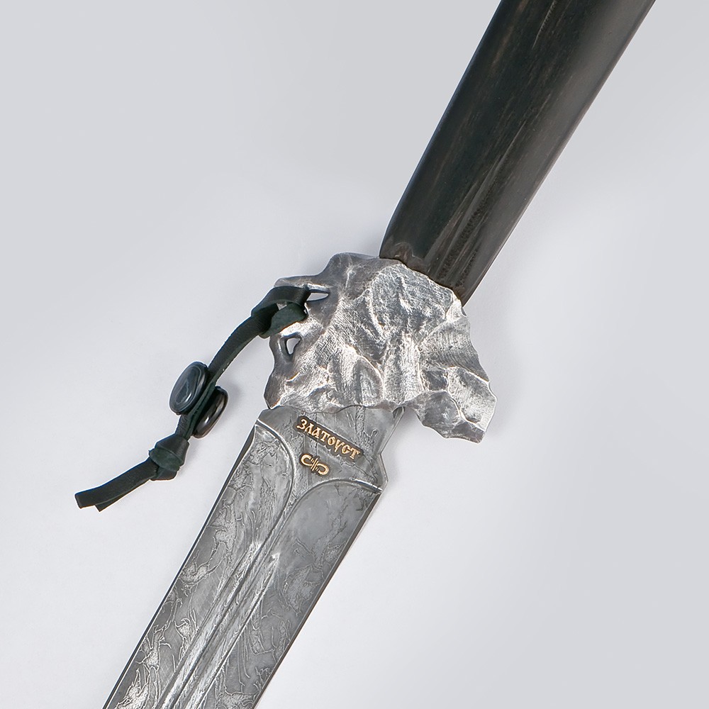 The “Quick” dagger was born from a blade which was one of the first made by Vladimir Gerasimov in 2010, a metallurgical blacksmith who established the production of his own damask steel under the Zladinox trademark in Zlatoust. The blade has two fullers and a stiffening rib, the damask pattern is unusual in the fact that an attentive viewer sees the subtle winged horses in it.