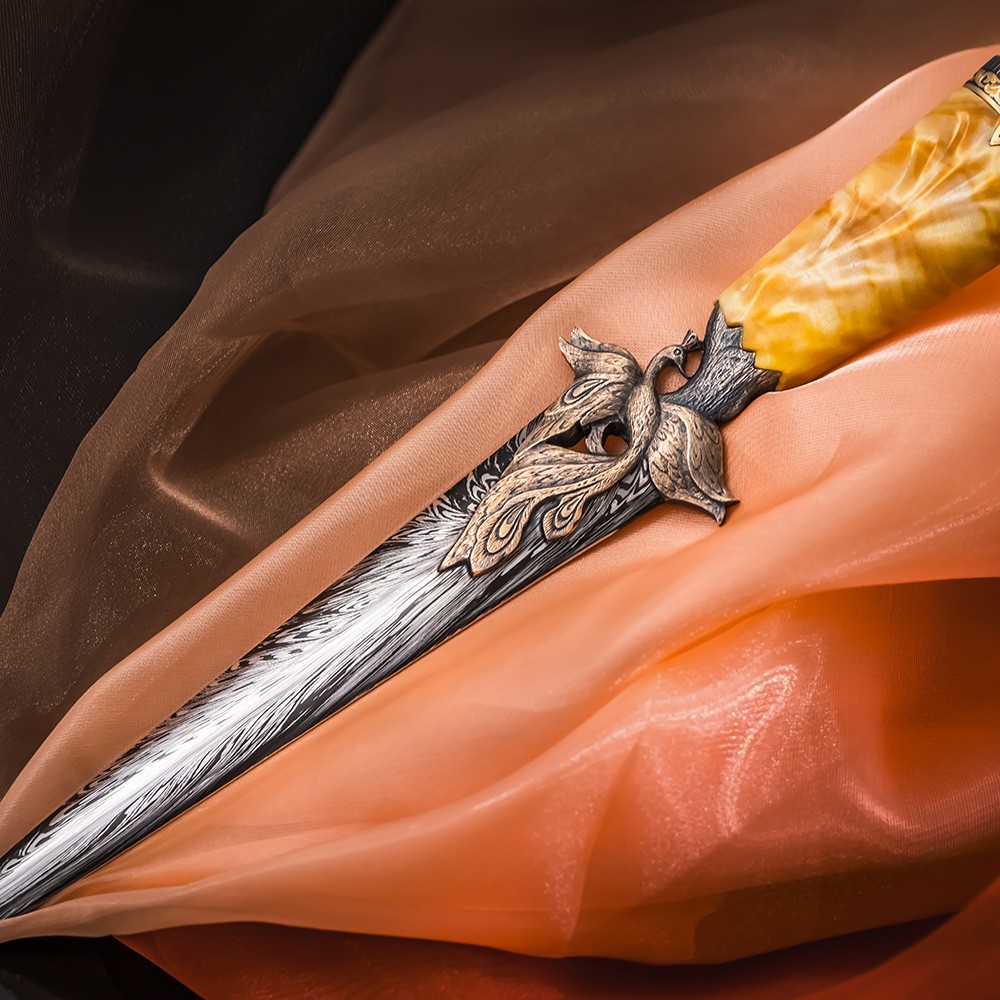 The guard of the dagger is made in the form of a cast figure of the Firebird. From the front, it appears in all its glory, in the crown, with spread wings and a fiery tail.
