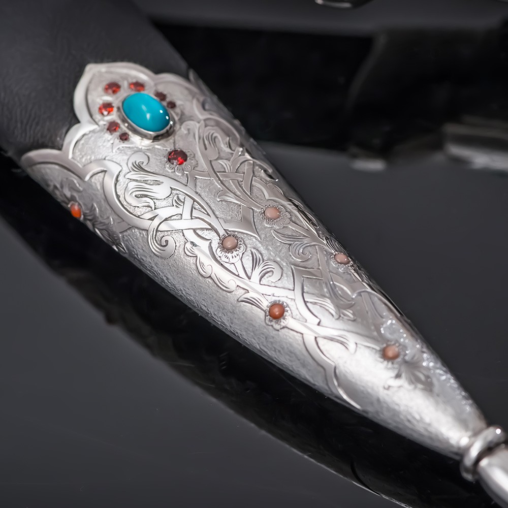 The scabbard is made of black embossed leather in a silver frame and has a conical shape. "Card" inserted there by almost two-thirds of the hilt. The scabbard and hilt of the dagger are finely decorated with Persian ornaments and inlaid with garnets, turquoise, coral.