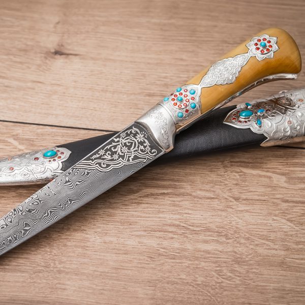 The name of this oriental dagger comes from the Iranian word “card” meaning the classic knife, the most common in the Indo-Iranian region, as well as in Turkey, Central Asia, the Middle East, the Caucasus and the former Turkish lands in the Balkans.