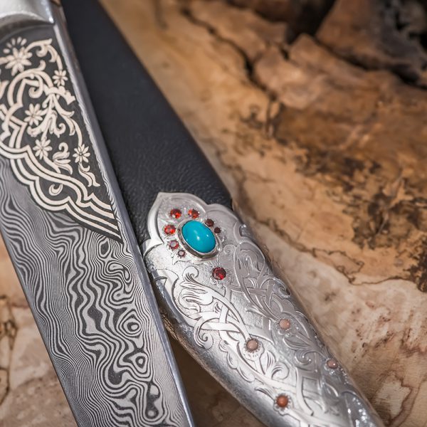The blade is made of Zladinox damask steel; a floral ornament is applied to a part of the blade using a silver notch.