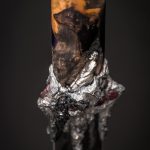 الخنجر يصور الفنان زلاتوست الشهير إيفان بوشويف. الخنجر مخصص للذكرى المئوية الثانية وفن نقش زلاتوست.