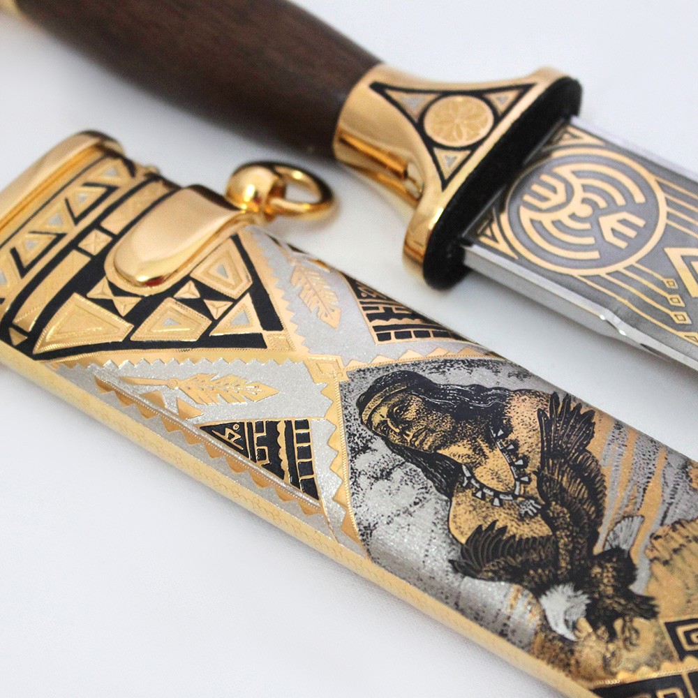 The craftsmen approached the work with great inspiration. The "Indian" dagger is named not by chance. All-metal scabbard depicts a drawing of an Indian with his eagle symbol.
