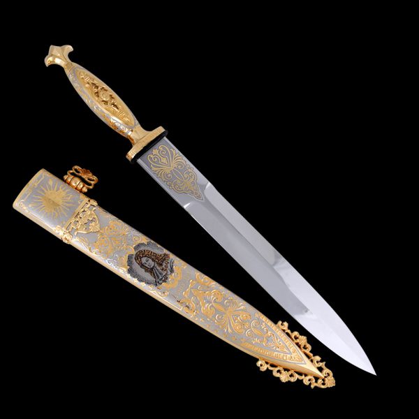 On the scabbard itself, the craftsmen applied an elegant golden ligature consisting of interweaving of leaves and flowers, the portrait of Louis XIV became the central figure of the scabbard.