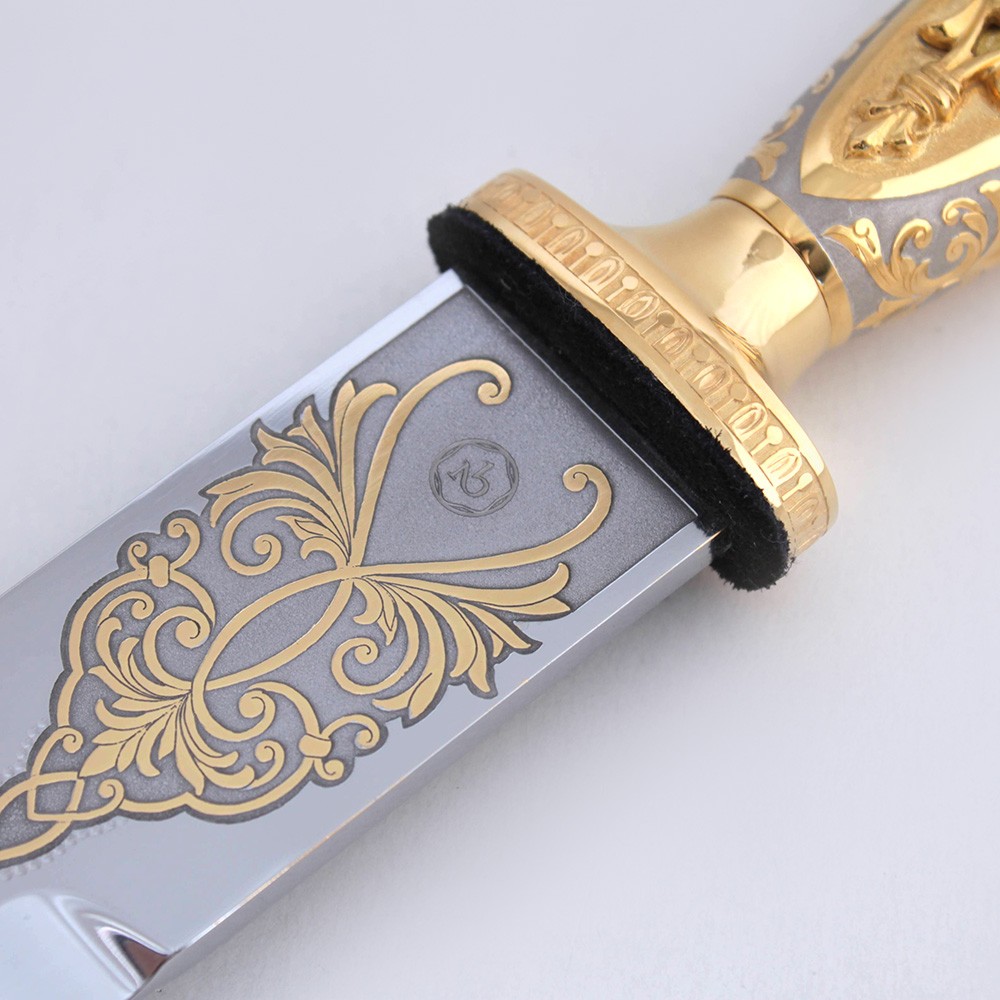 The blade is made of high -alloy steel polished to a mirror finish. The elements of the hilt and scabbard are made of metal with a pure gold plating.
