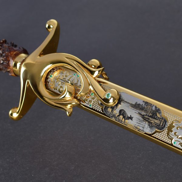 Gift dagger decorated with engraved pattern, gold and crystals.