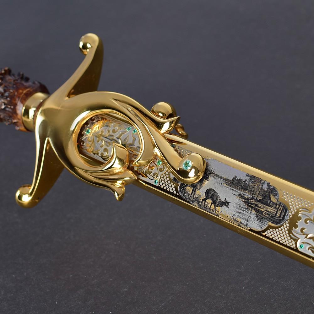 Gift dagger decorated with engraved pattern, gold and crystals.