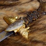 أعمال المجوهرات من صانعي الأسلحة في زلاتوست. خنجر مع قرن على الجلد.