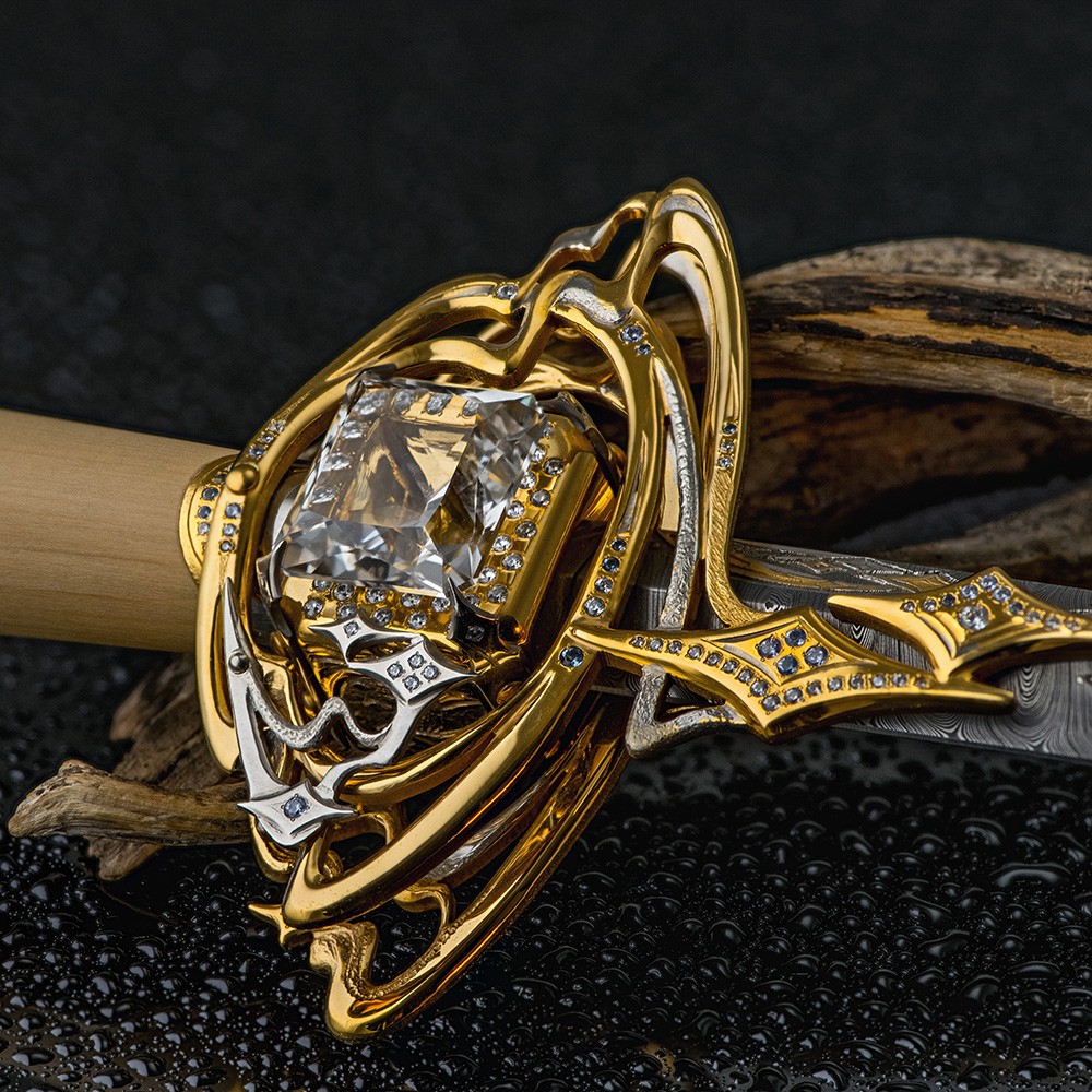 Dagger decorated with a scattering of precious stones.