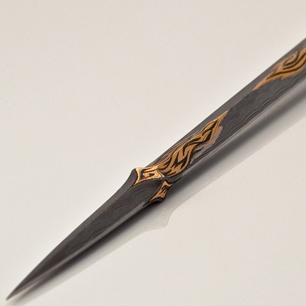 Damascus steel blade with gold pattern