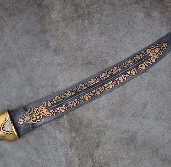 Damascus steel blade with two longitudinal lobes decorated with oriental ornament made of pure gold.