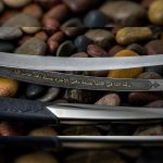 شفرات السيف العربي - ذو الفقار من فولاذ دمشق مصنوعة مثل المقص. نص عربي بالذهب على السطح