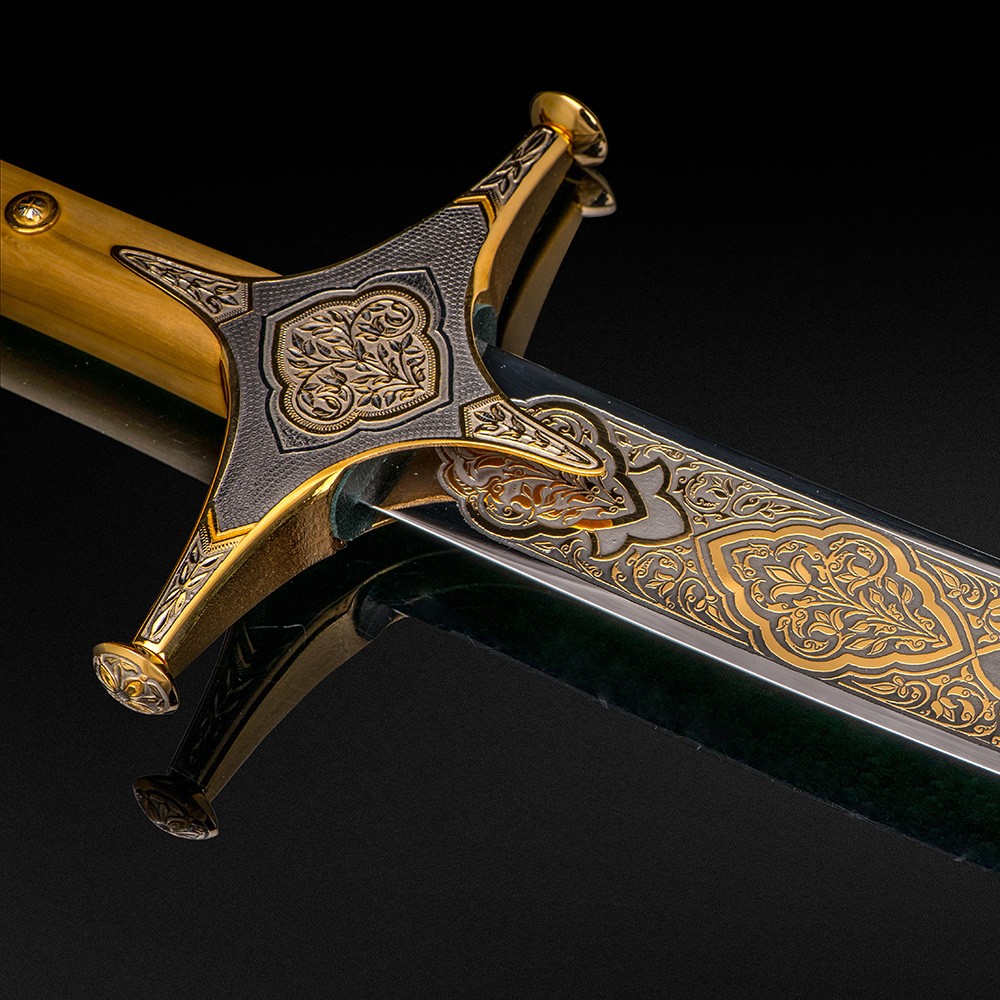 Arabic sword with a polished blade d mirror shine. Blade engraved with floral ornaments coated with 24K gold.