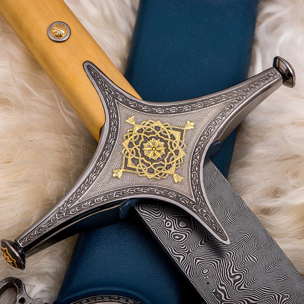 The cross of the Arabic sword decorated with hand engraving and a coating of 24K gold and rhodium metal, it is included in the platinum group of precious metals. The color has a silver color similar to silver