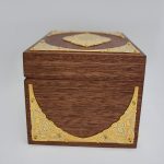 صندوق خشبي صغير مصنوع يدوياً