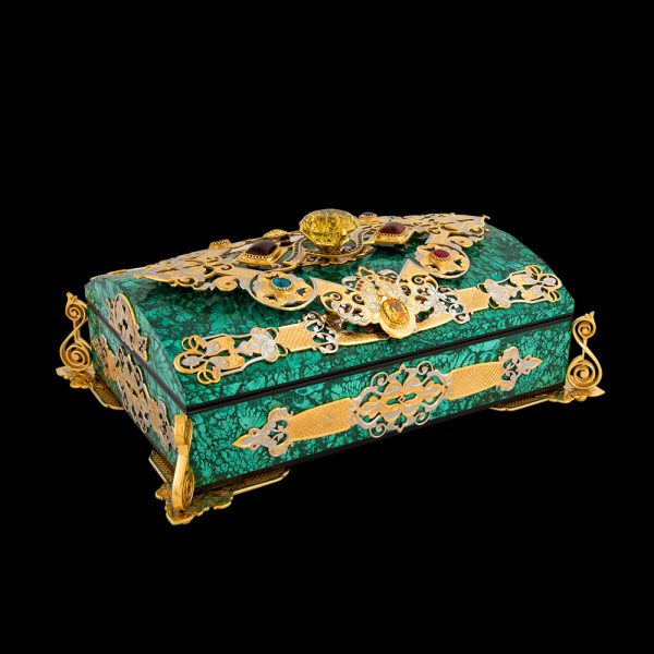 To create the box, the craftsmen used the semiprecious stone malachite. The top of the box is decorated with topazes, garnets, zircons, crystals.