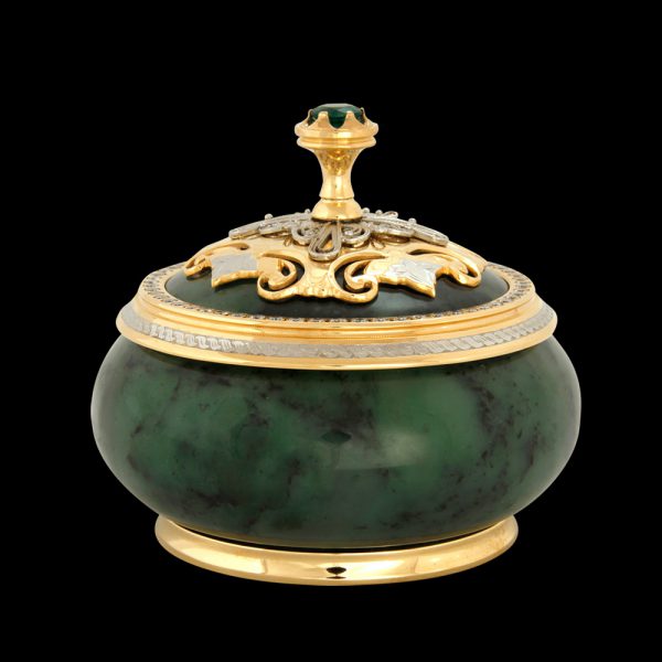 The casket body is carved from nephrite - the most durable ornamental stone that is difficult to crack.
