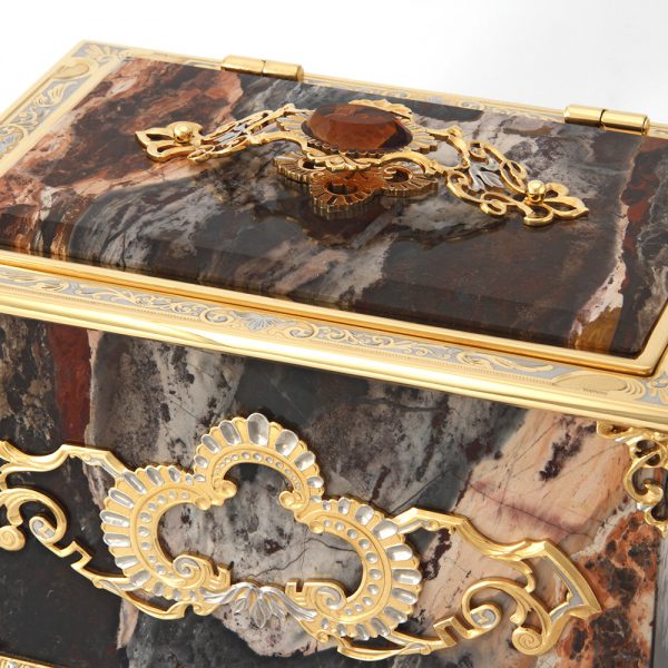 Handwork of Zlatoust masters - a stylish casket. It will decorate the boudoir, emphasize the status and taste of the person, will be an excellent, functional gift, reminiscent of a person who presented it.