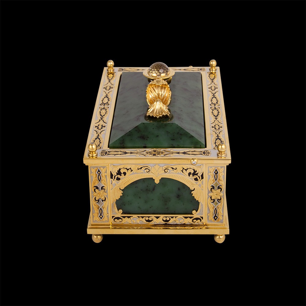 A handmade casket made of noble materials will become a worthy setting for the most expensive jewelry, as well as an elegant piece of furniture.
