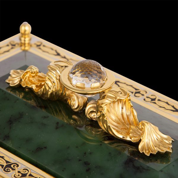 The hinged lid of the casket is decorated with a molded handle and a ball of rock crystal. Rock crystal has been known to mankind since ancient times.