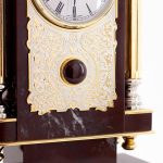 عمل للفنانين الروس من الحجر والمعدن، الساعة مصنوعة وفقًا للرسم الأصلي لليشب المعدني الطبيعي.