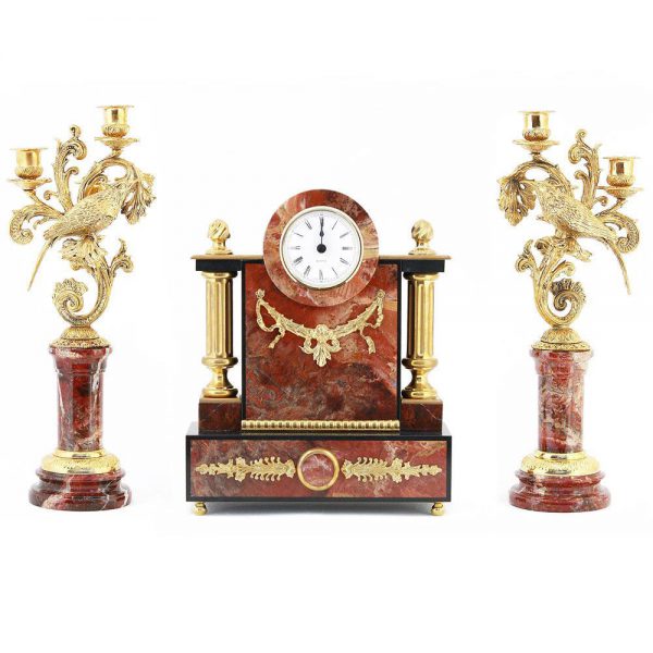 Time and flame in the interior space are combined thanks to the design element of the decor — a clock with candleholders. Clock case details are decorated using metal engraving techniques. Natural jasper stone is used for decoration.