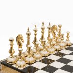 الشطرنج الذهبي - الشطرنج الكلاسيكي المصنوع يدويًا هو هدية، ومثال على التصميم الداخلي، وفن زلاتوست الحديث لمعالجة الحجر والمعادن ذات القيمة الفنية والتحصيلية.