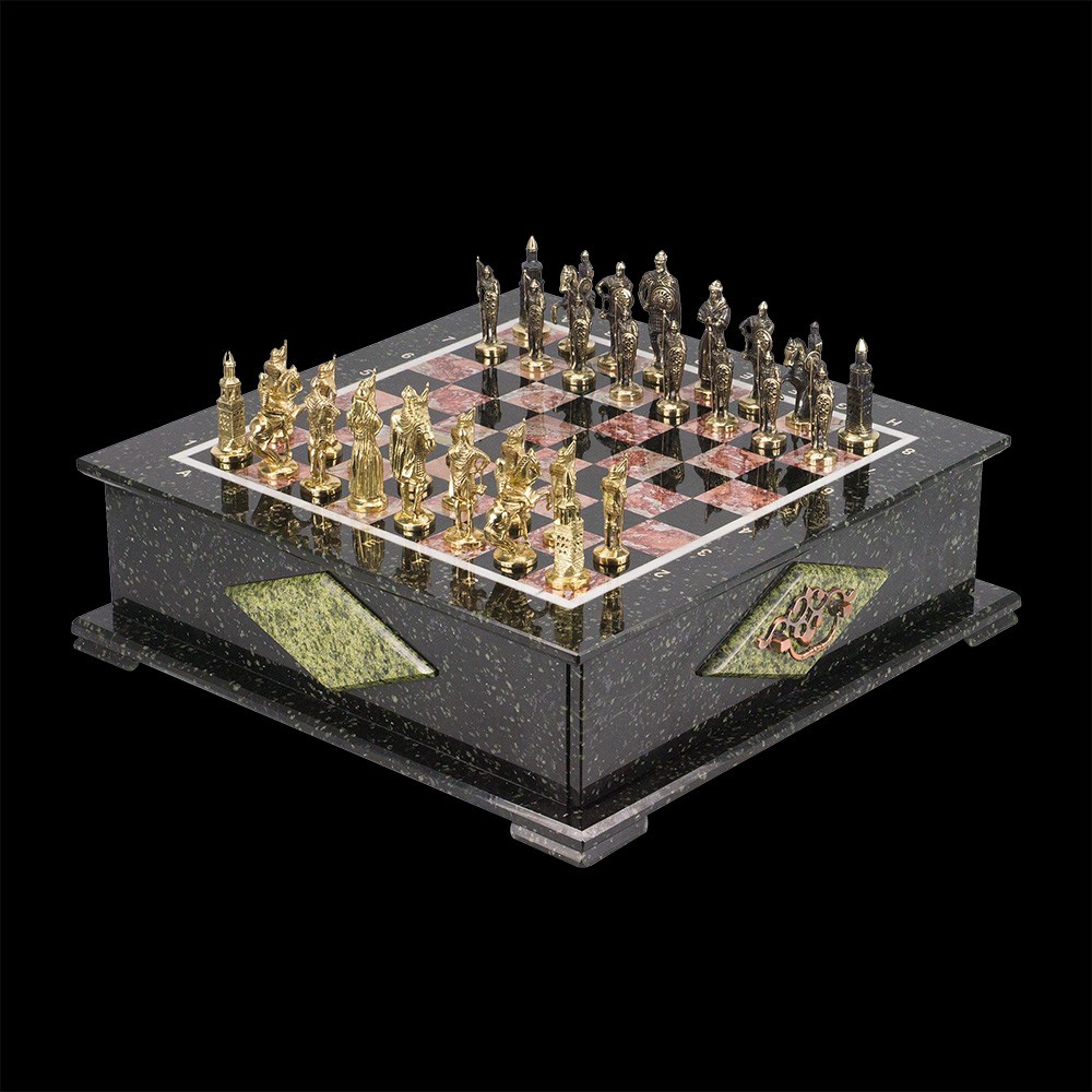 Especially for the interiors of residences and study rooms, imperial style chess has been made with gilded chess pieces and a casket of natural stone.