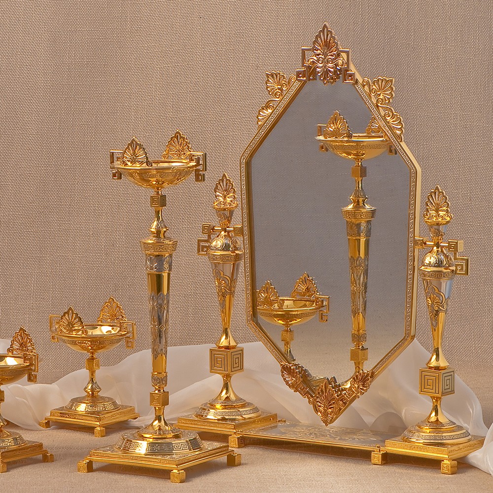 Ladies ' table set to decorate the interior of the dressing table. Table mirror with candelabra