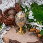 بيضة عيد الفصح مطلية بالذهب مع كريستال المجوهرات