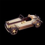 نموذج كبير لسيارة ريترو منحوتة من الخشب ومزينة ببطانة ذهبية. هدية فاخرة لتزيين مكتبك