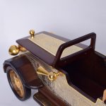 عنصر داخلي حصري - نموذج سيارة خشبي مغطى بالذهب