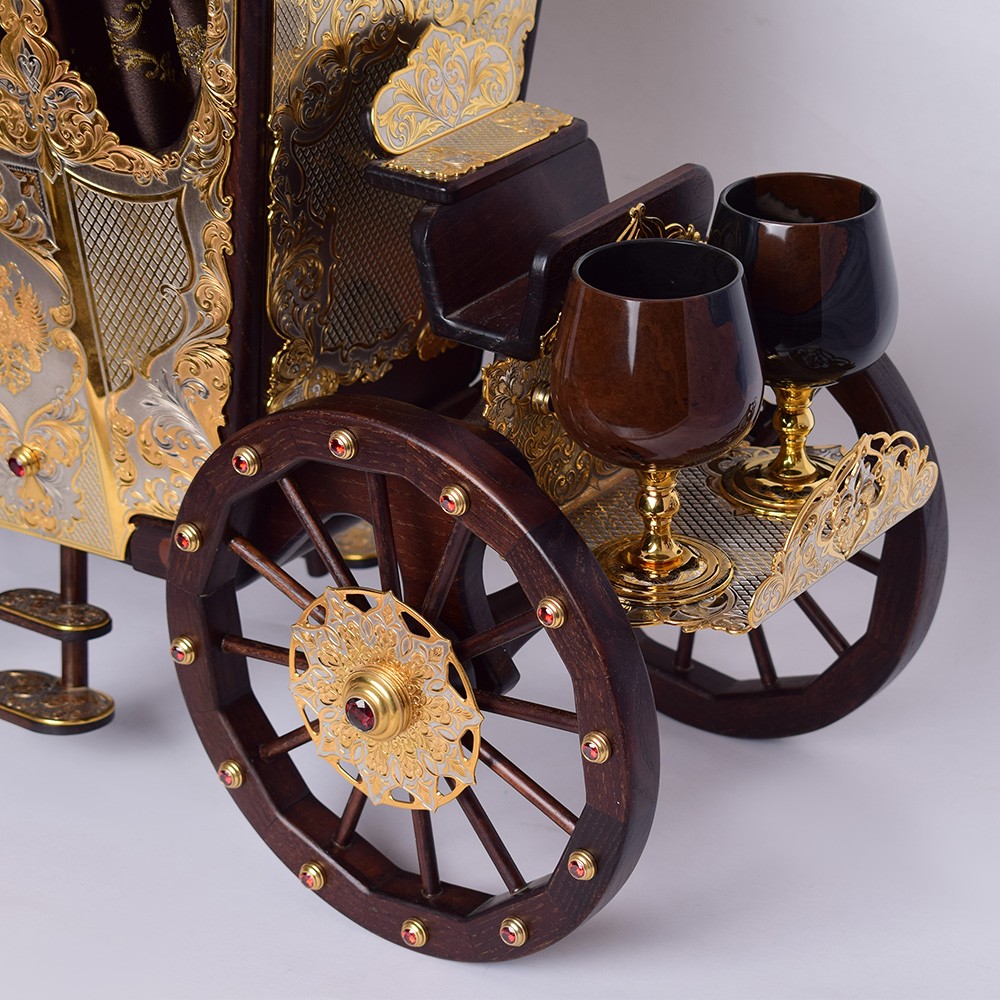 The carriage is a bar. Able to carry up to 6 glasses. The wheels of the carriage are able to move. Jewelry handmade.